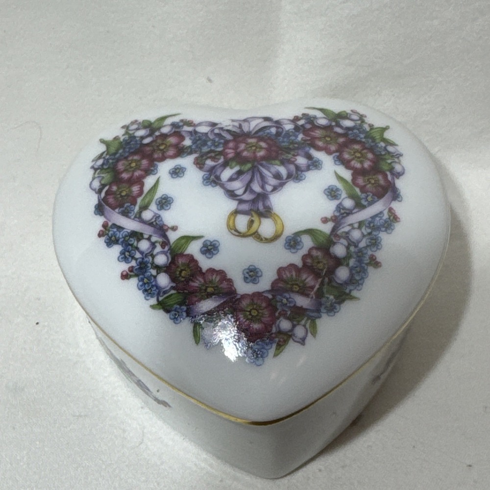 Vintage 1985 Heritage House "I Love You Truly" Fine Porcelain Floral Music Box